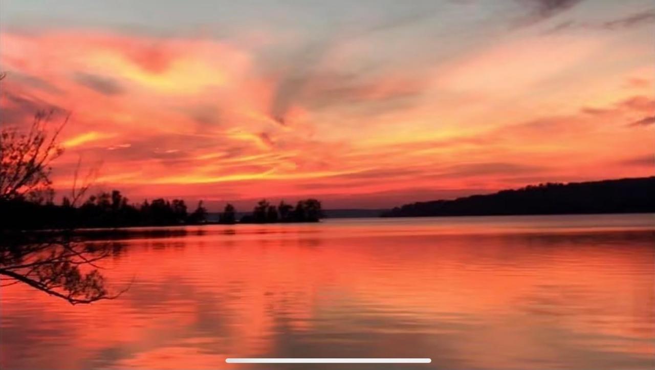 Manitoulin Inn Mindemoya Екстер'єр фото