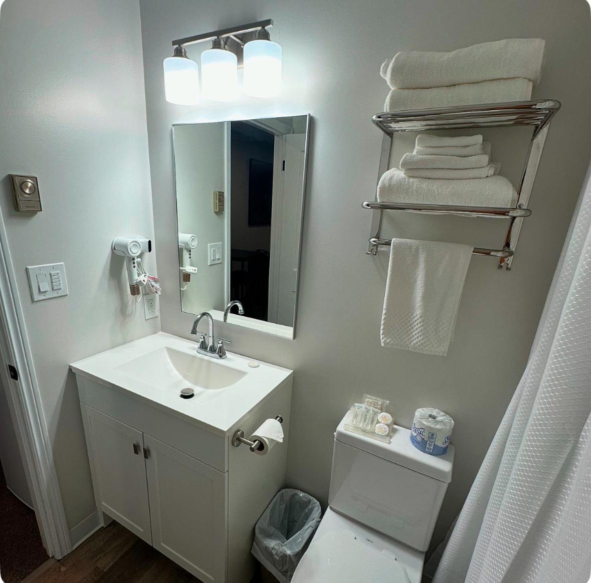 Manitoulin Inn Mindemoya Екстер'єр фото