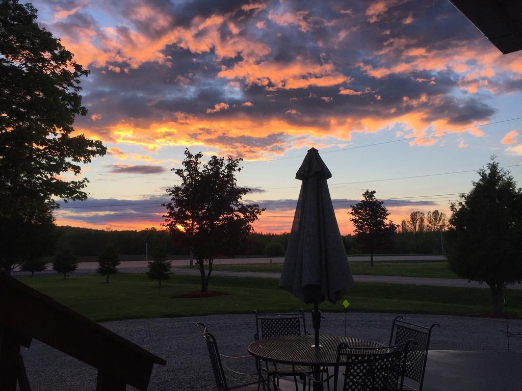 Manitoulin Inn Mindemoya Екстер'єр фото