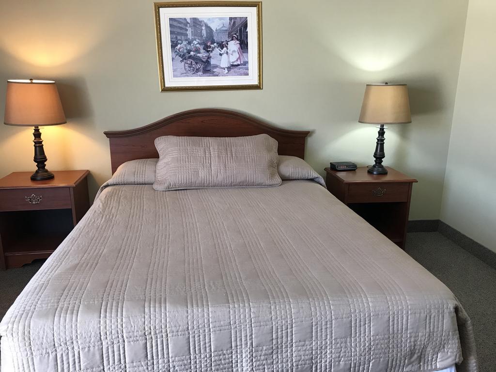 Manitoulin Inn Mindemoya Екстер'єр фото