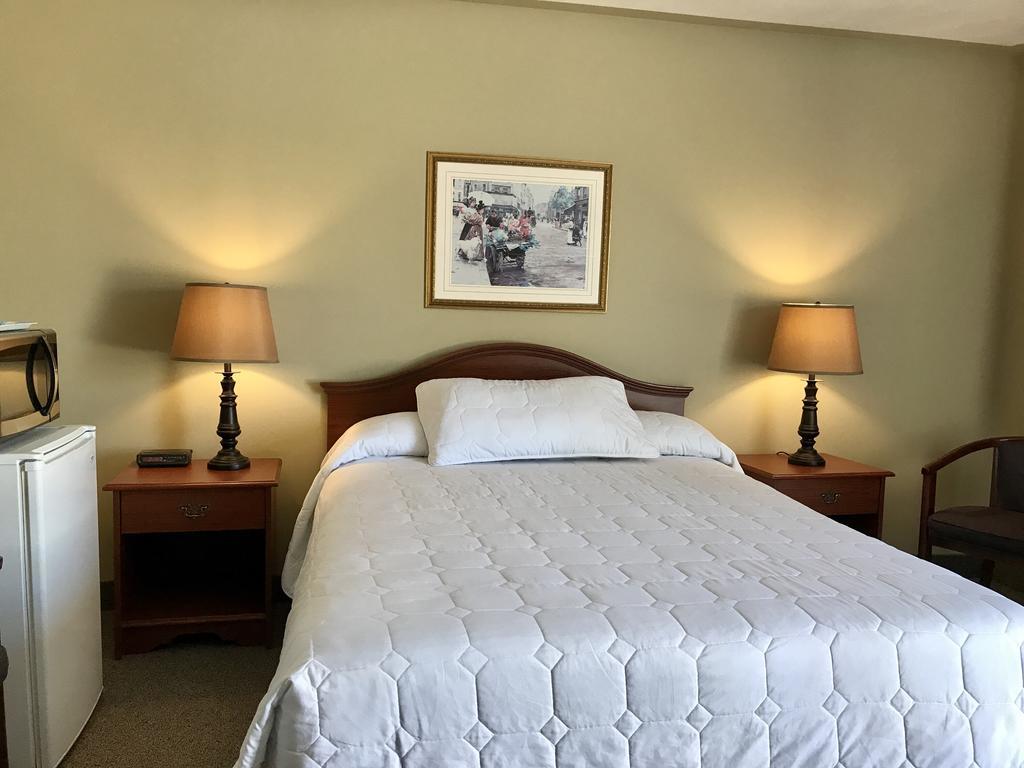 Manitoulin Inn Mindemoya Екстер'єр фото