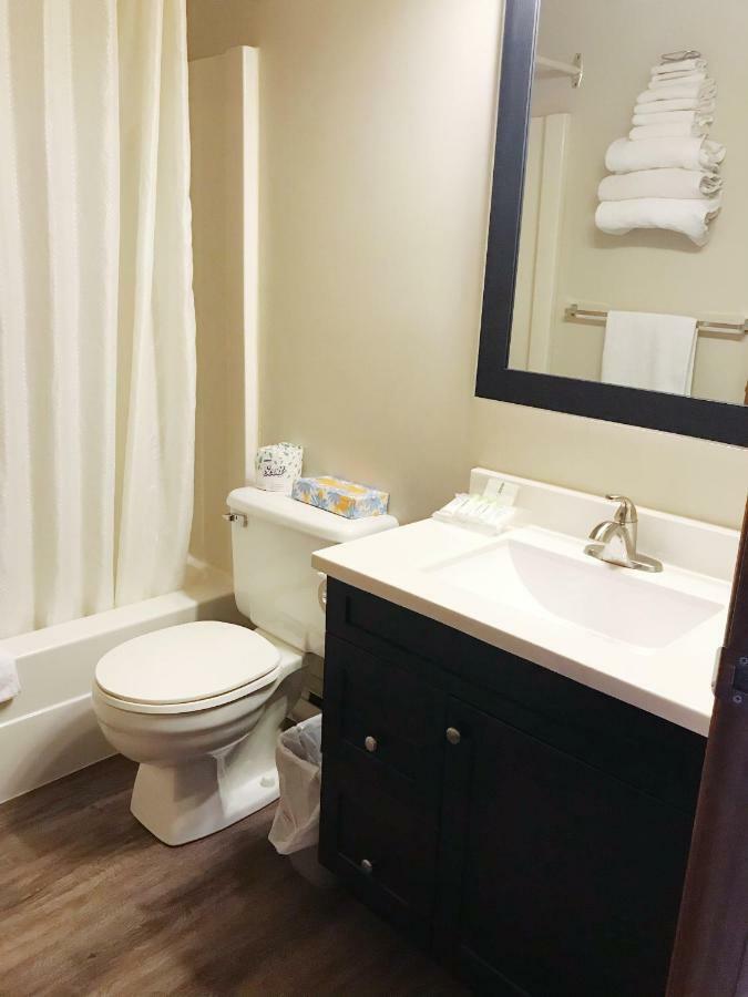 Manitoulin Inn Mindemoya Екстер'єр фото