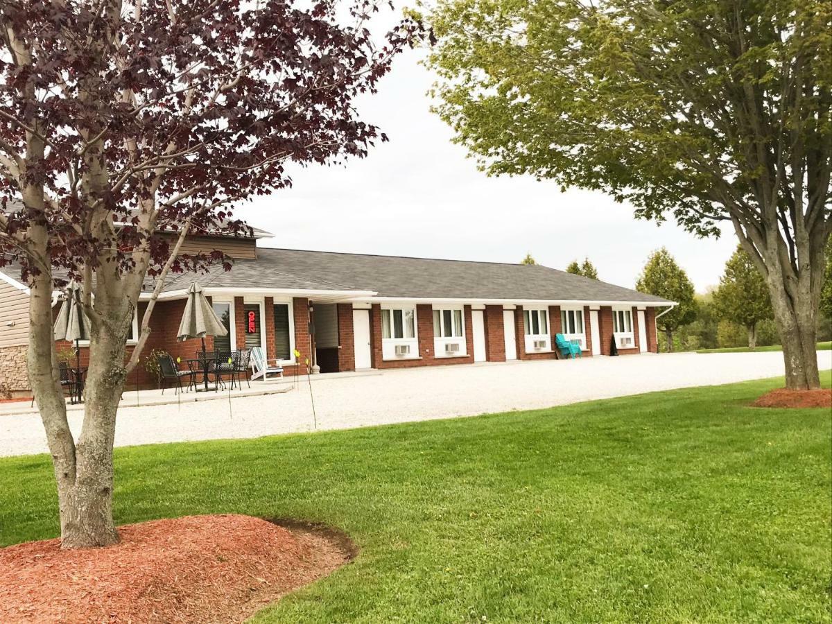 Manitoulin Inn Mindemoya Екстер'єр фото