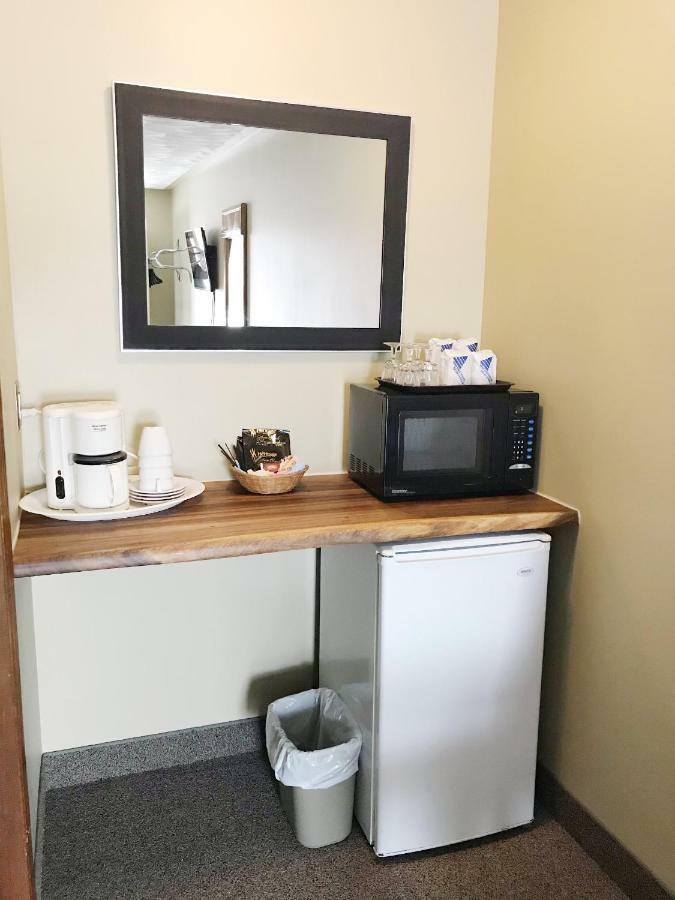 Manitoulin Inn Mindemoya Екстер'єр фото